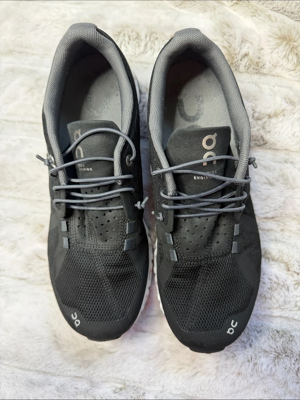 On Running women’s Athletic Shoes size 7